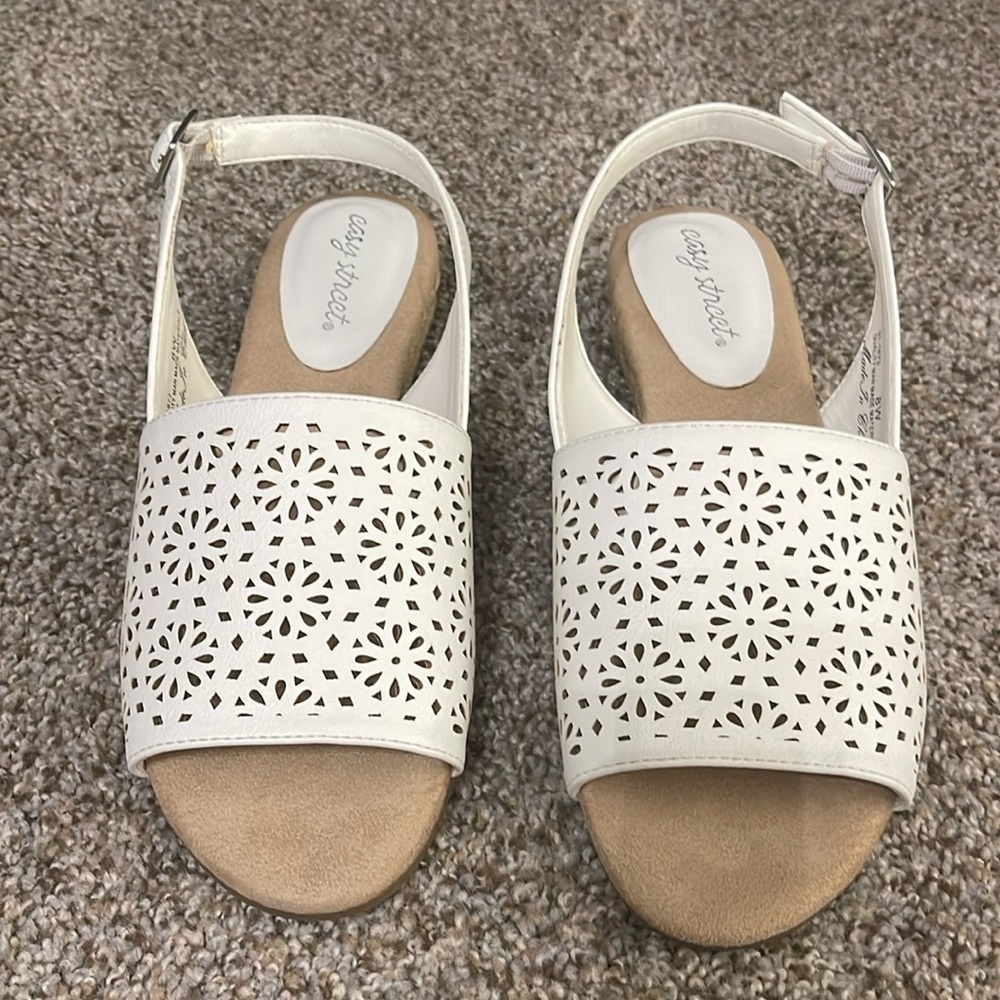 Easy Street white leather sandals size 8W